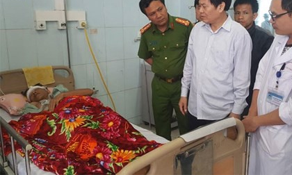 Sạt lở kinh hoàng kéo 2 công nhân cùng máy xúc xuống vực sâu trăm mét