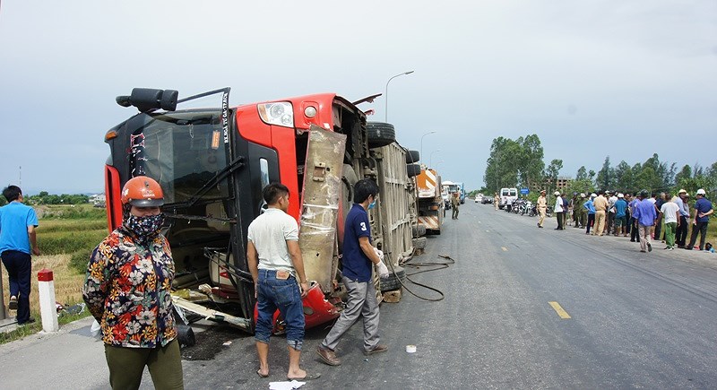 Lật xe khách, 2 người trong gia đình tử vong, 7 người cấp cứu - ảnh 1