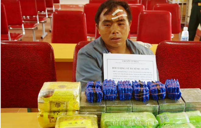 2 chiến sĩ trúng đạn khi bắt thầy giáo mang hơn 20 bánh heroin - 3