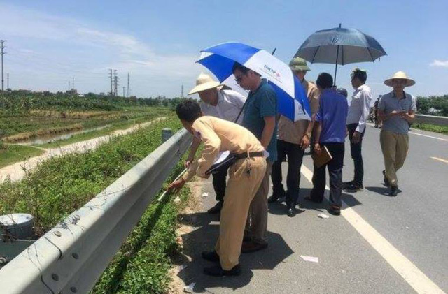 Cơ quan chức năng tiến hành khám nghiệm hiện trường nơi xảy ra vụ việc. Ảnh: N.Định