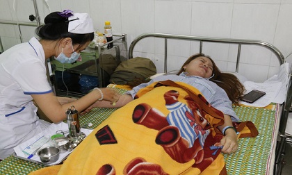 Nữ giáo viên bị phụ huynh xông vào trường đánh ngất xỉu, thủng màng nhĩ