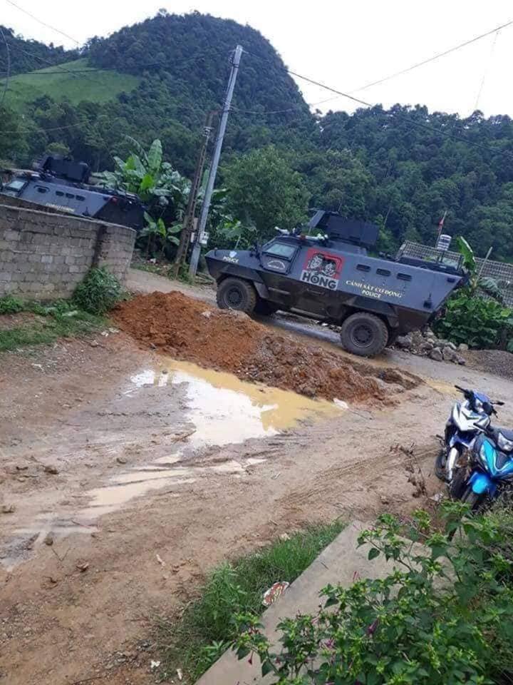 Hàng trăm cảnh sát cùng xe bọc thép tấn công thủ phủ ma túy Hàng trăm cảnh sát cùng xe bọc thép tấn công thủ phủ ma túy