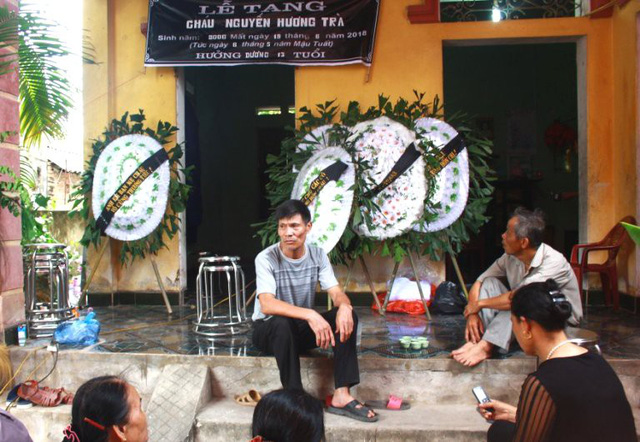 Người thân gia đình các nạn nhân mong muốn sự việc sớm làm rõ. Ảnh: Mạnh Đoàn