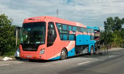 Xe khách giường nằm cháy ngùn ngụt trên quốc lộ