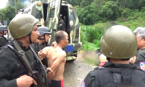 Quái chiêu kiểm soát đàn em của trùm ma túy vừa bị cảnh sát nổ súng, bao vây ở Sơn La Quái chiêu kiểm soát đàn em của trùm ma túy vừa bị cảnh sát nổ súng, bao vây ở Sơn La