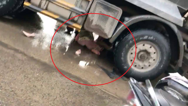 2 cô gái may mắn thoát chết thần khi sau khi bị cuốn vào gầm xe tải - Ảnh 1.