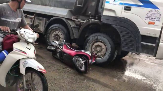 2 cô gái may mắn thoát chết thần khi sau khi bị cuốn vào gầm xe tải - Ảnh 2.