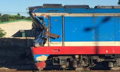 Tàu hỏa đâm văng xe chở khí, đường sắt Bắc - Nam tê liệt nhiều giờ