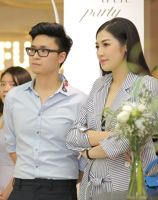 a hau tu anh lan dau xuat hien cong khai ben chong sap cuoi dep trai hinh anh 2