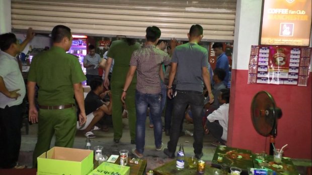 Lực lượng công an “đột kích” quán cà phê có các đối tượng tổ chức cá độ bóng đá. Ảnh: CTV