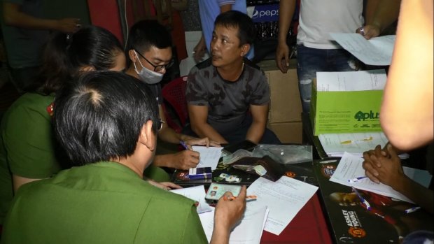 Lực lượng chức năng lập biên bản vụ việc và lấy lời khai của các đối tượng. Ảnh: CTV