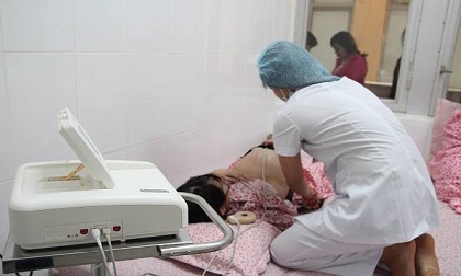 Hàng loạt bà bầu nhập viện vì trời nắng nóng - Những sai lầm khi uống nước hoa quả giải nhiệt