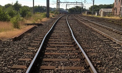 Nắng nóng đáng sợ, hàng loạt đường phố Anh chảy ra, biến dạng