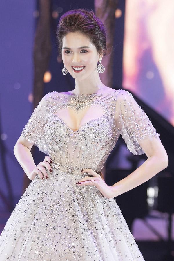 ngoc trinh khang dinh dang cap ngoc nu hang dau showbiz sau khi bi che mat tron, bap tay to - 6
