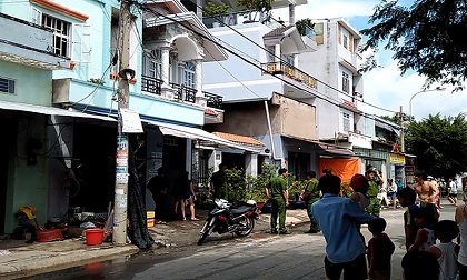 Cháy nhà trọ 3 tầng ở Bình Tân, nhiều công nhân hoảng loạn