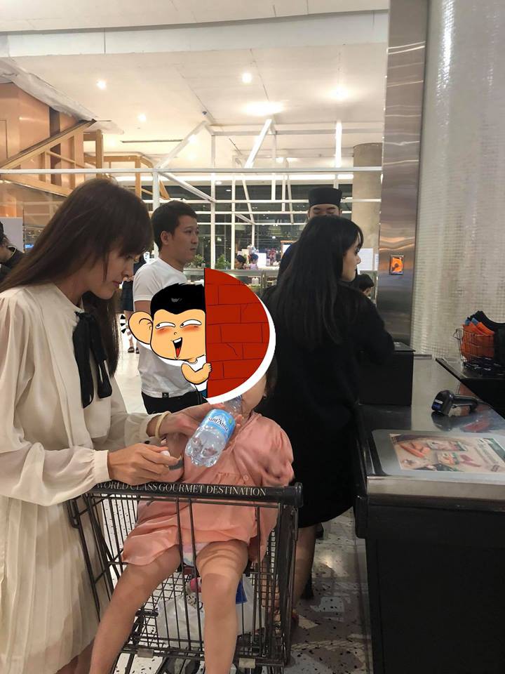 Nhã Phương - Trường Giang bị bắt gặp đi siêu thị ở Thái Lan, đập tan tin đồn chia tay - Ảnh 1. Nhã Phương - Trường Giang bị bắt gặp đi siêu thị ở Thái Lan, đập tan tin đồn chia tay - Ảnh 1.