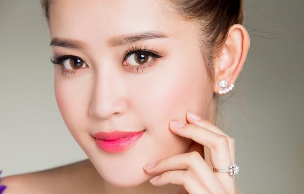 su-khac-biet-giua-cach-trang-diem-cua-phu-nu-a-au-600x383