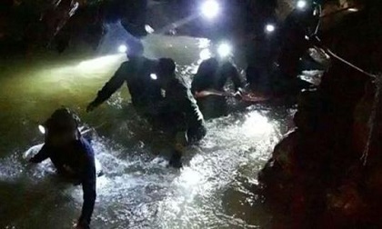 Tìm thấy 12 cậu bé trong đội bóng và huấn luyện viên sau 9 ngày mất tích tại Thái Lan