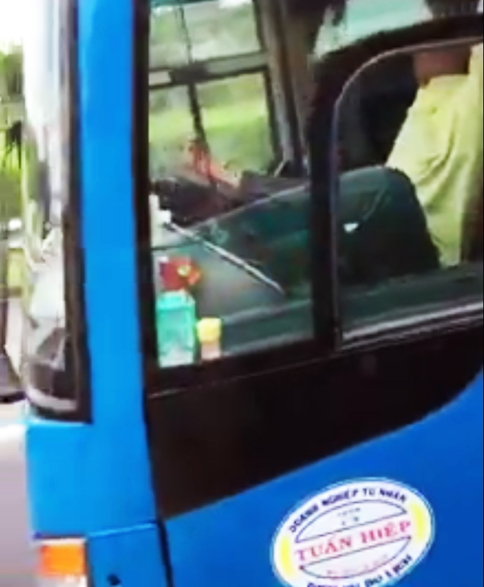 tai xe lai xe bang chan tren cao toc bi phat 7,5 trieu dong hinh anh 1