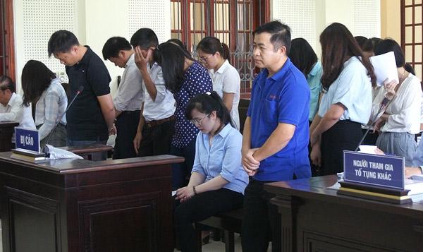 nguoi dep ngan hang bat khoc khi bi de nghi phat tu chung than - 1