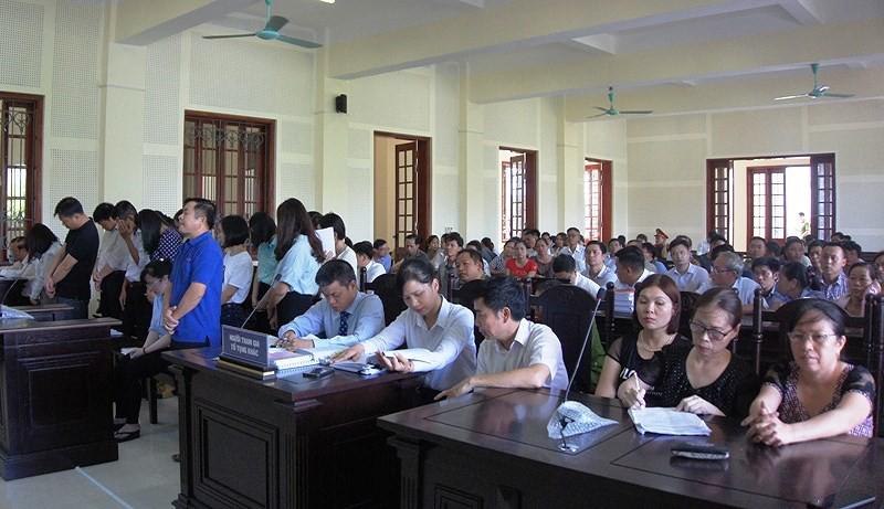nguoi dep ngan hang bat khoc khi bi de nghi phat tu chung than - 2