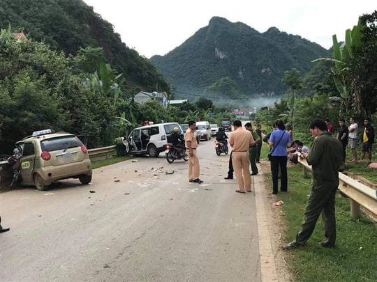 Xe taxi đấu đầu xe cứu thương chở bệnh nhân cấp cứu, tài xế taxi tử vong - Ảnh 1.