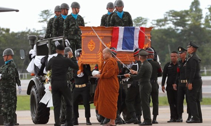 Đẫm nước mắt tiễn đưa người thợ lặn tử nạn về Bangkok