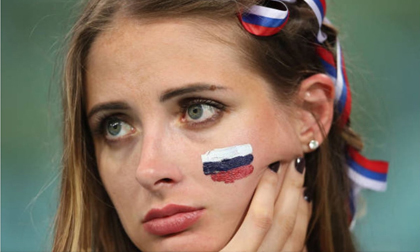 Những 'bóng hồng' Nga bật khóc khi đội nhà dừng bước ở World Cup
