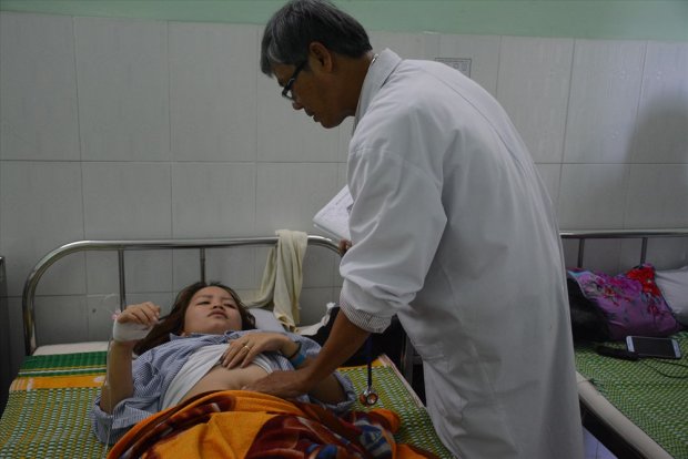 Cô giáo Mai được bác sĩ xem xét trước khi cho điều trị tại ngoại. Ảnh: Đỗ Vạn.