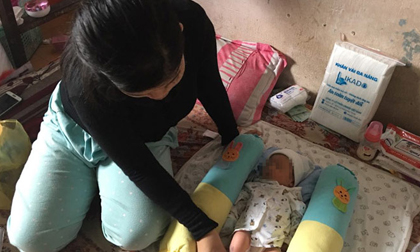 Xót lòng với cảnh bé gái 14 tuổi chăm con sau khi bị xâm hại