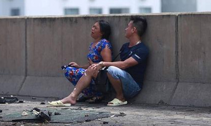 Tiếng khóc xé lòng khi thai phụ 6 tháng mắc kẹt trong xe khách bị cháy rụi ở Hà Nội