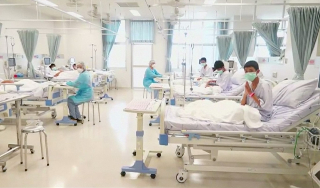 Những cầu thủ nhí bước khỏi hang và đối diện tương lai vô thừa nhận