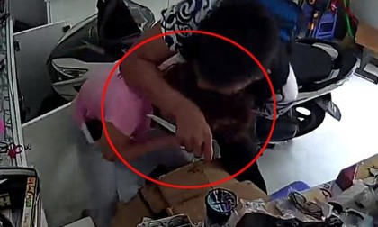 Nam thanh niên dùng dao kề cổ chủ tiệm tạp hoá, cướp tài sản giữa ban ngày