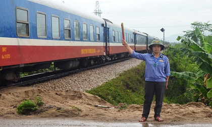 Nữ gác chắn nhanh trí chặn tàu khách đâm xe tải chết máy