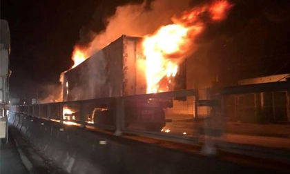 Xe container phát nổ và bốc cháy dữ dội trên quốc lộ 1A