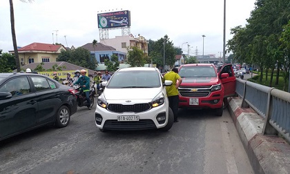 2 vụ va chạm giao thông, ngàn người “chôn chân” ở cửa ngõ Sài Gòn