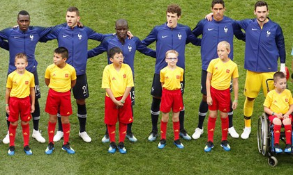 Cậu bé Việt Nam được Kante dắt ra sân trong trận chung kết World Cup