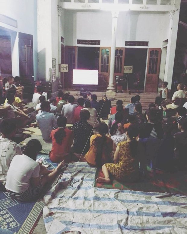 Có cả tấm biển để phân biệt CĐV đội nào cho ngồi đúng vị trí.
