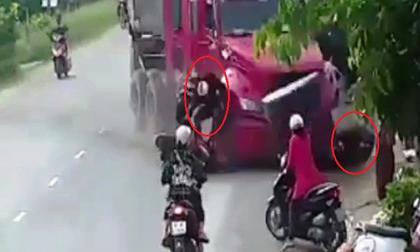 Clip: Kinh hoàng xe container “điên” tông người văng tứ tung