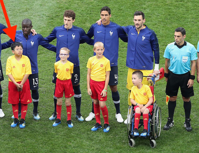 Cậu bé VN “hộ tống” Kante ở World Cup 2018: “Xúc động đến rơi nước mắt” - 2