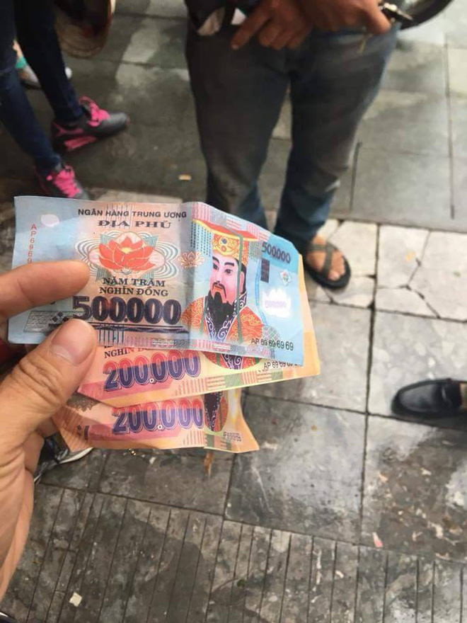 Khách Tây tố bị xích lô ở Hà Nội lừa đảo, dùng tiền âm phủ trả lại 900 nghìn Khách Tây tố bị xích lô ở Hà Nội lừa đảo, dùng tiền âm phủ trả lại 900 nghìn