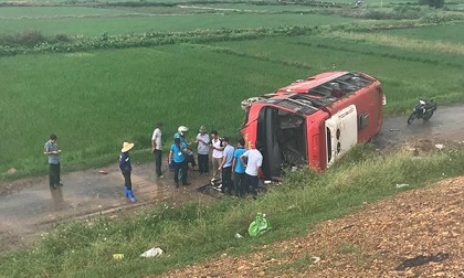 HN: Xe khách bay từ cao tốc xuống đường gom, hơn 20 người gặp nạn