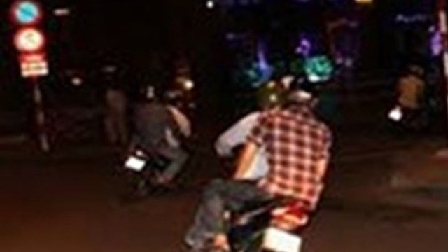hai me con bi ke cuop dap roi xuong kenh thoat chet hinh anh 1