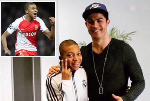 
Cậu bé Mbappe có sở thích chụp ảnh cùng thần tượng. Ảnh trên cậu chụp cùng danh thủ Henry, ảnh dưới Mbappe chụp cùng CR7.
