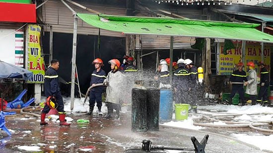 Toàn cảnh vụ hoả hoạn tại quán bia hơi số 94, đường Nguyễn Hữu Thọ, quận Hoàng Mai, Hà Nội.​