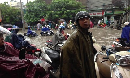Ảnh: Mưa tầm tã từ đêm tới sáng, đường phố nội thành Hà Nội ngập lênh láng
