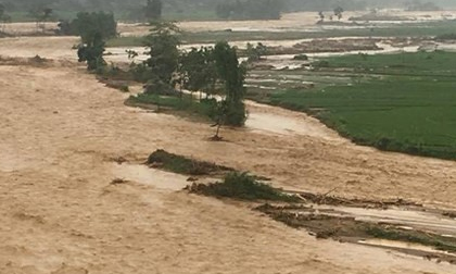 Bơi ra cứu cháu bé, phó bí thư bị nước lũ cuốn trôi tử vong