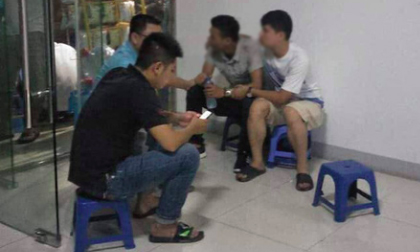 Xót xa cảnh người chồng khóc ngất, không thể đứng vững khi hay tin vợ là nghi phạm thắt cổ 2 cháu bé tử vong