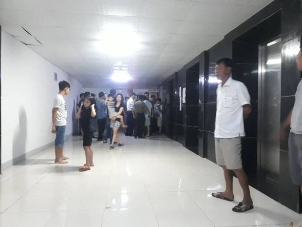 Người dân chung cư bàng hoàng sau sự việc trên.