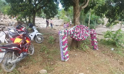 Chuẩn bị đón dâu, lũ cuốn trôi toàn bộ nhà cửa, phông bạt